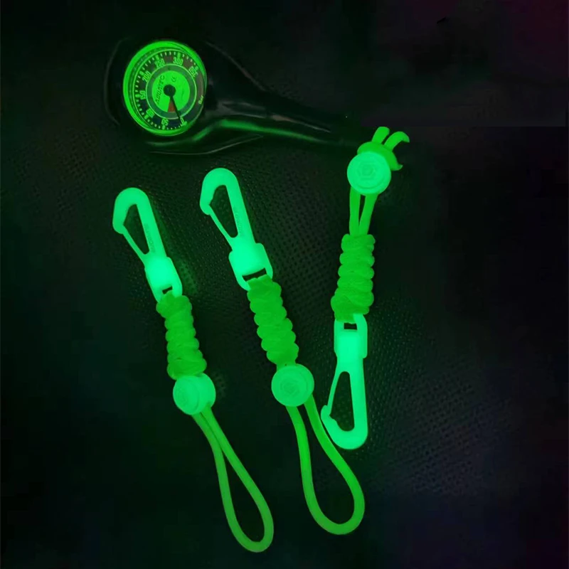 LLavero de cuerda de paraguas tejido, cordón de linterna, hebilla colgante luminosa triangular, conexión, mango de caché, equipo táctico al aire libre - imagen 4