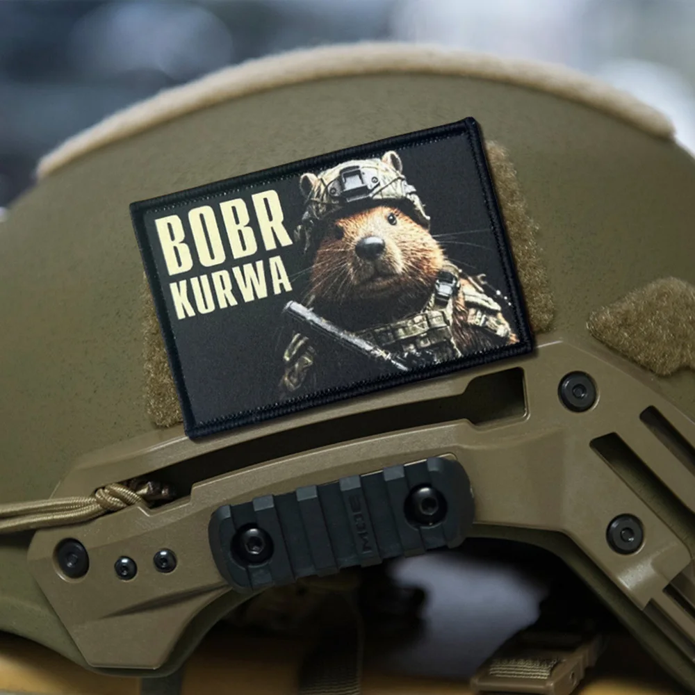Parche táctico de dibujos animados de castor BOBR KURWA, parches de gancho y bucle, insignia de moral militar, brazalete del ejército, pegatinas para mochila