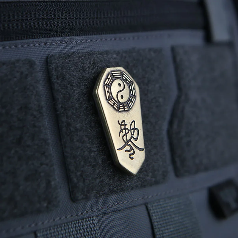 Gossip Geomancy Spells Parche de metal táctico Mini insignias para ropa Chaleco Mochila Decoración DIY con gancho Tai Chi Gossip - imagen 4