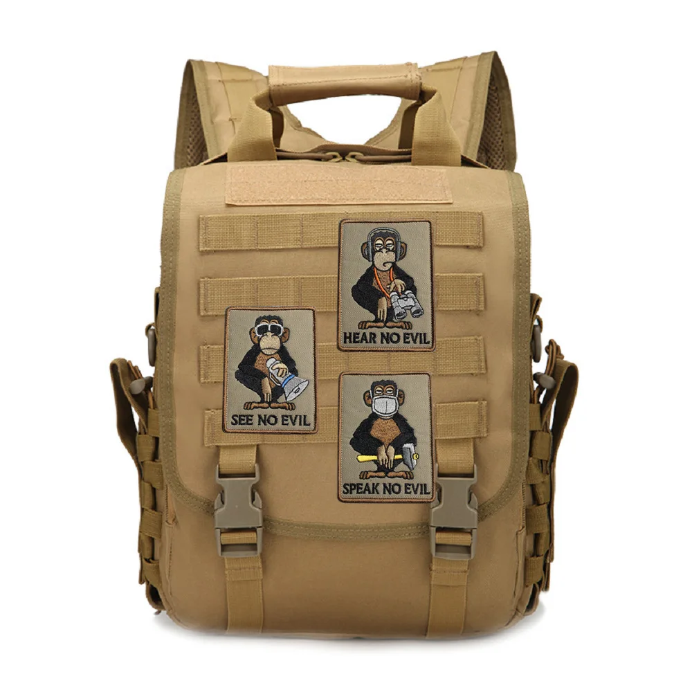 Una mochila bronceada con calcomanías que dicen no se ve mal y no oyen mal