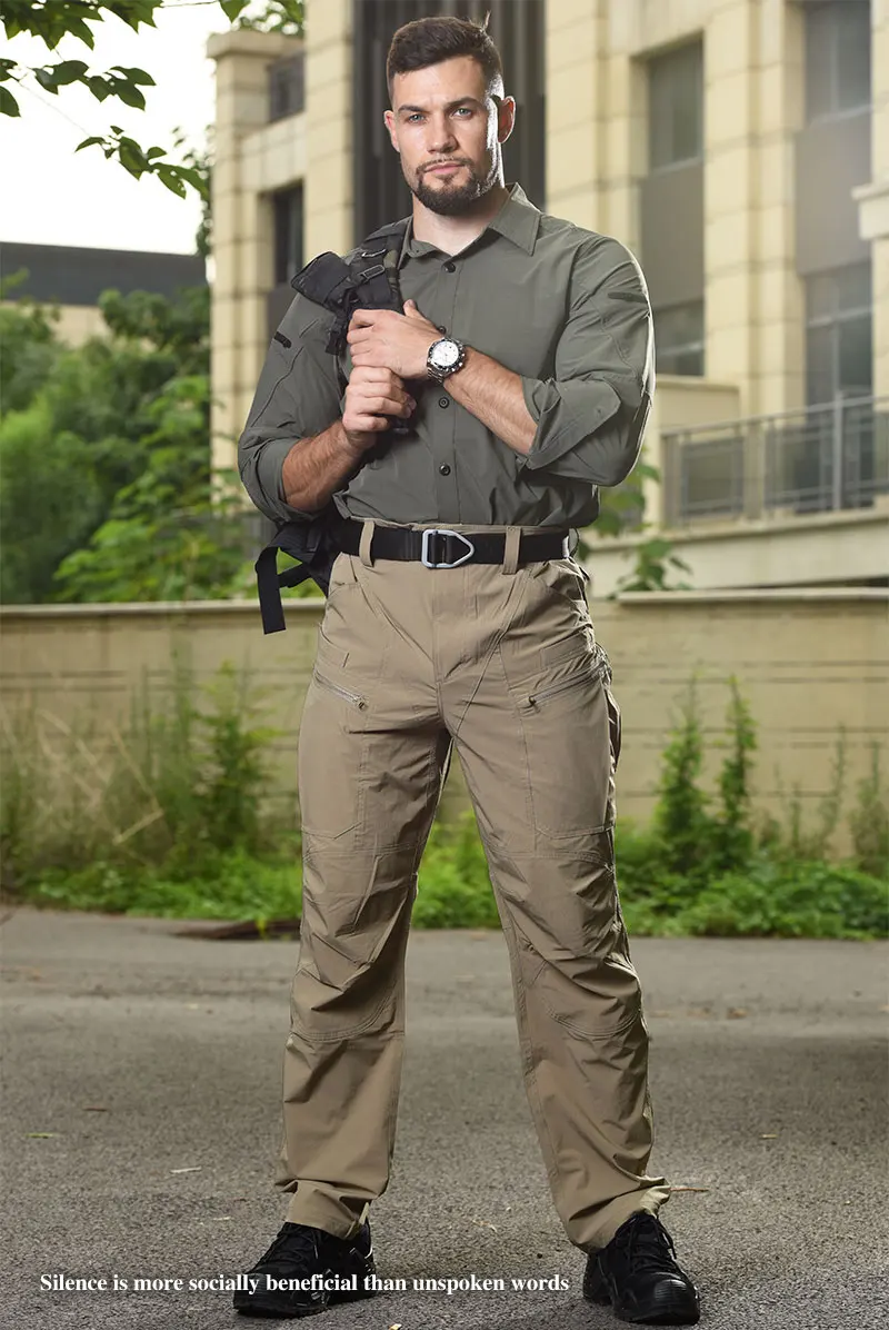 Un hombre con un reloj y un perro sosteniendo