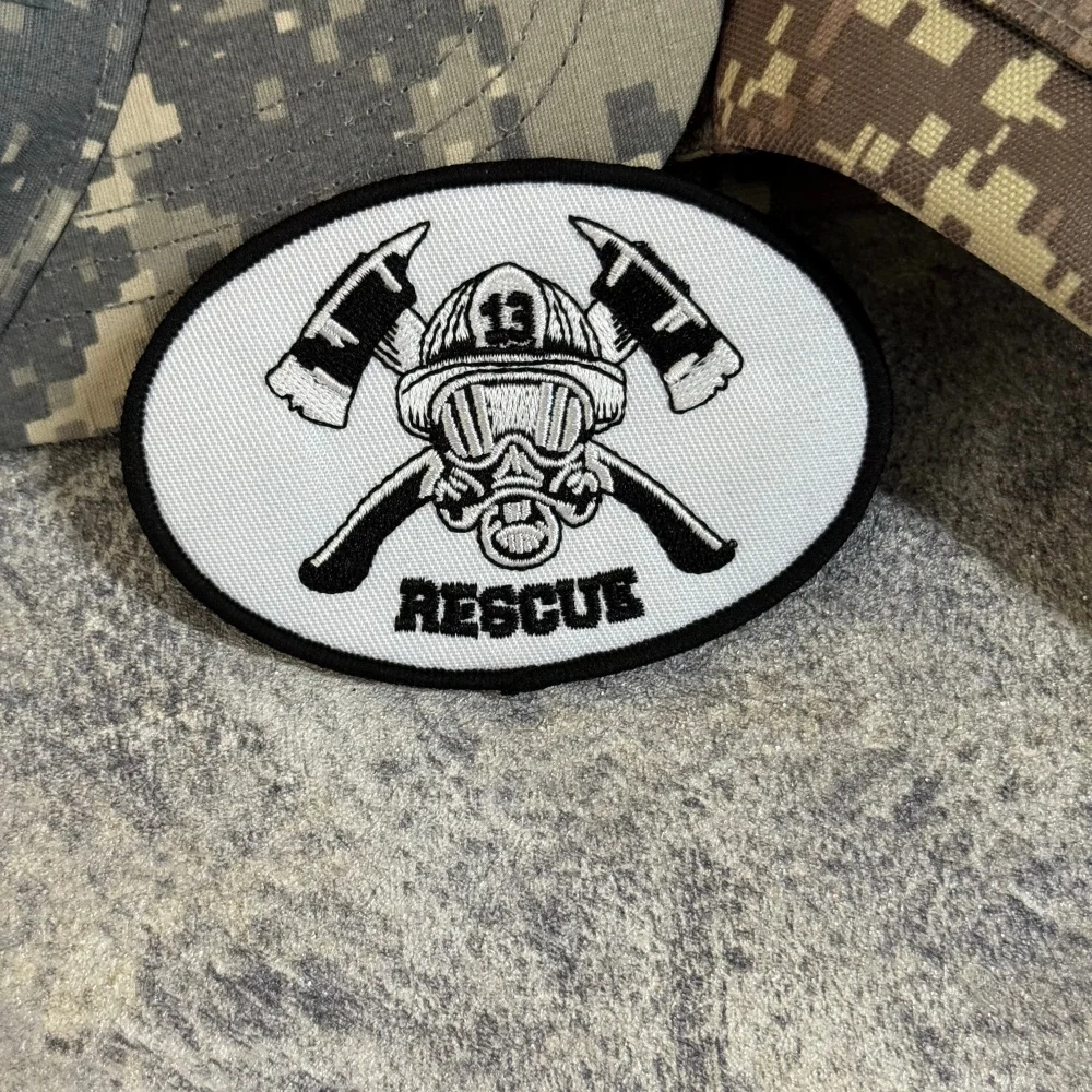 Parche bordado de calavera con hachas cruzadas para mochilas - imagen 4