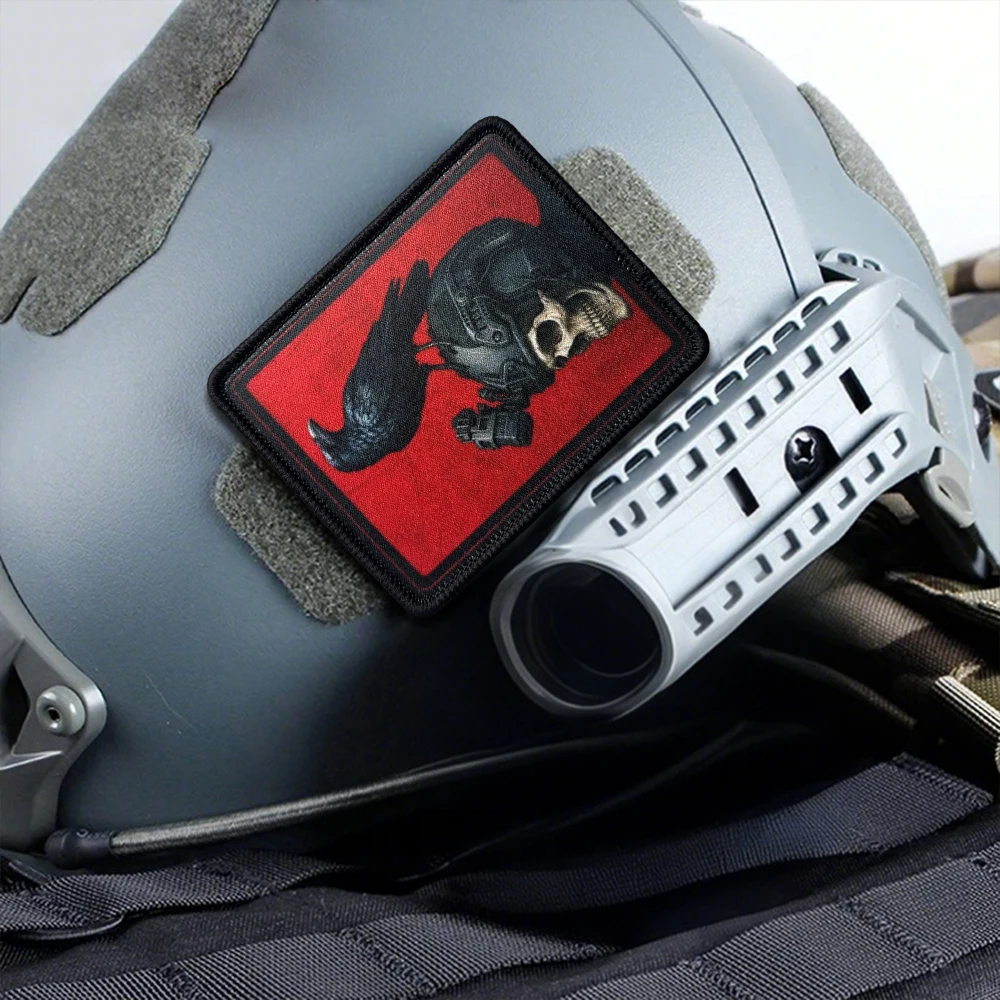 Parche táctico calavera cuervo con velcro para casco y mochila - imagen 4