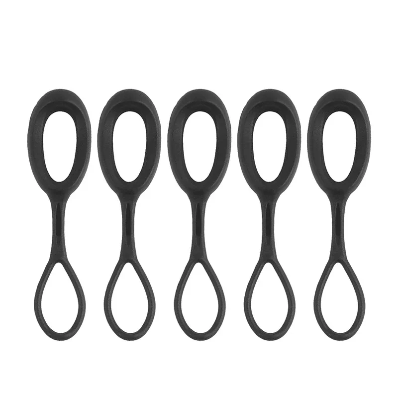 Un conjunto de seis tijeras negras con manijas