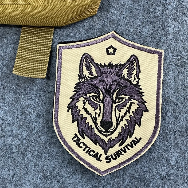 I give a hoot Rooster parche bordado, insignia de Moral de cabeza de Lobo, es fino, everytjing Es una pegatina fina, parches de mochila - imagen 4