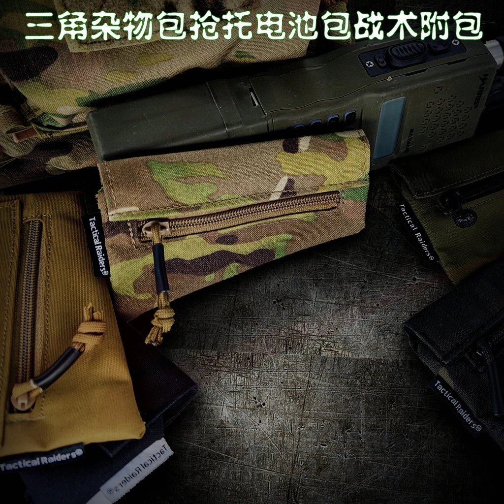 bolsas y un arma en la mesa