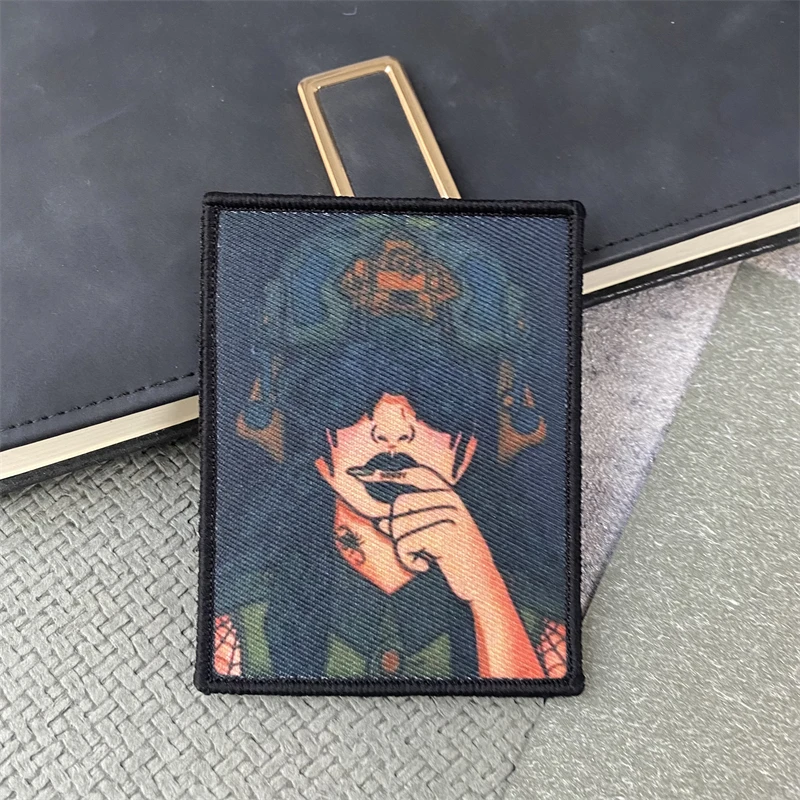 'Niña militar tatuada' con parche táctico de moral NVG, insignia de hoz de calavera, brazalete con gancho y bucle, mochila para exteriores, pegatina para sombrero - imagen 3