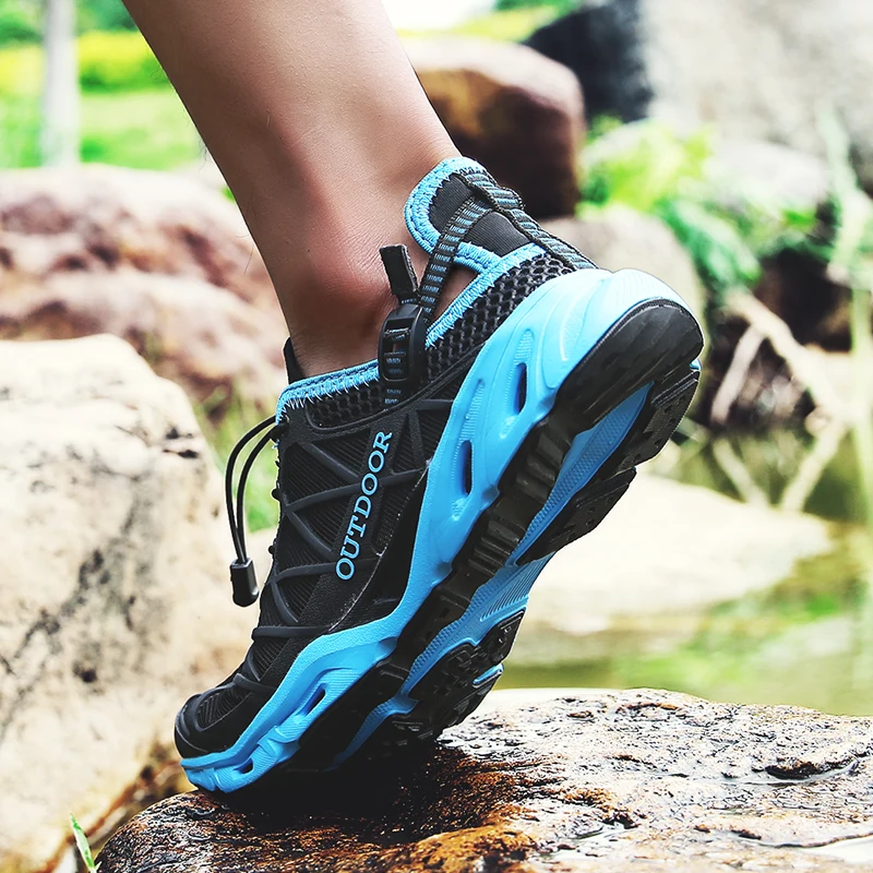 Un zapato azul y negro con la palabra al aire libre