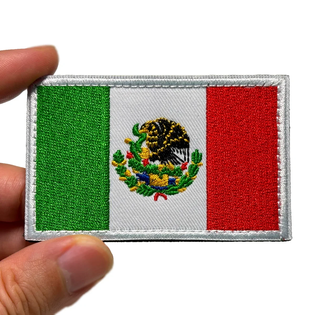 Detalle del emblema y la costura aplicada