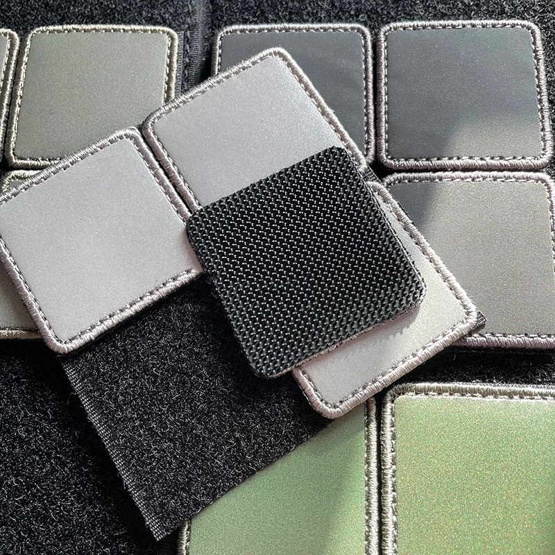 Parche reflectante de cuadrados pequeños, apliques tácticos para sombreros, ropa, mochila, decoración, 4 Uds. - imagen 3