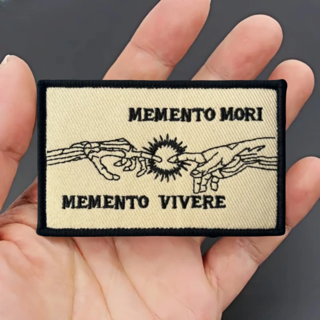 Brazalete bordado con calavera "Memento Mori Memento Vivere", parche táctico con gancho y bucle para mochilas militares, chaquetas y ropa - imagen 3