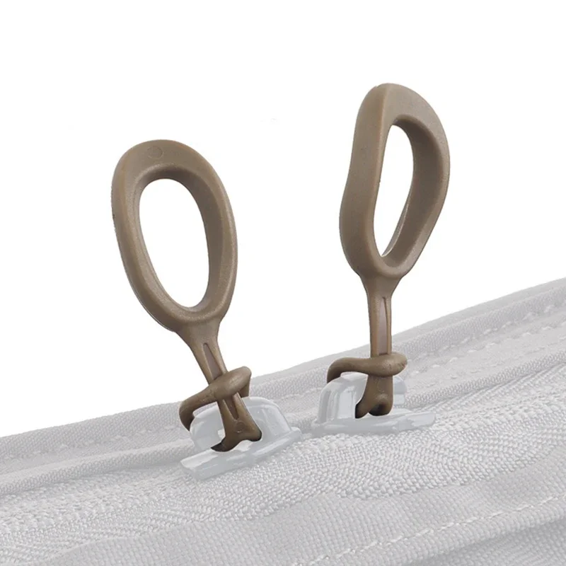 Dos manijas marrones sobre un fondo blanco