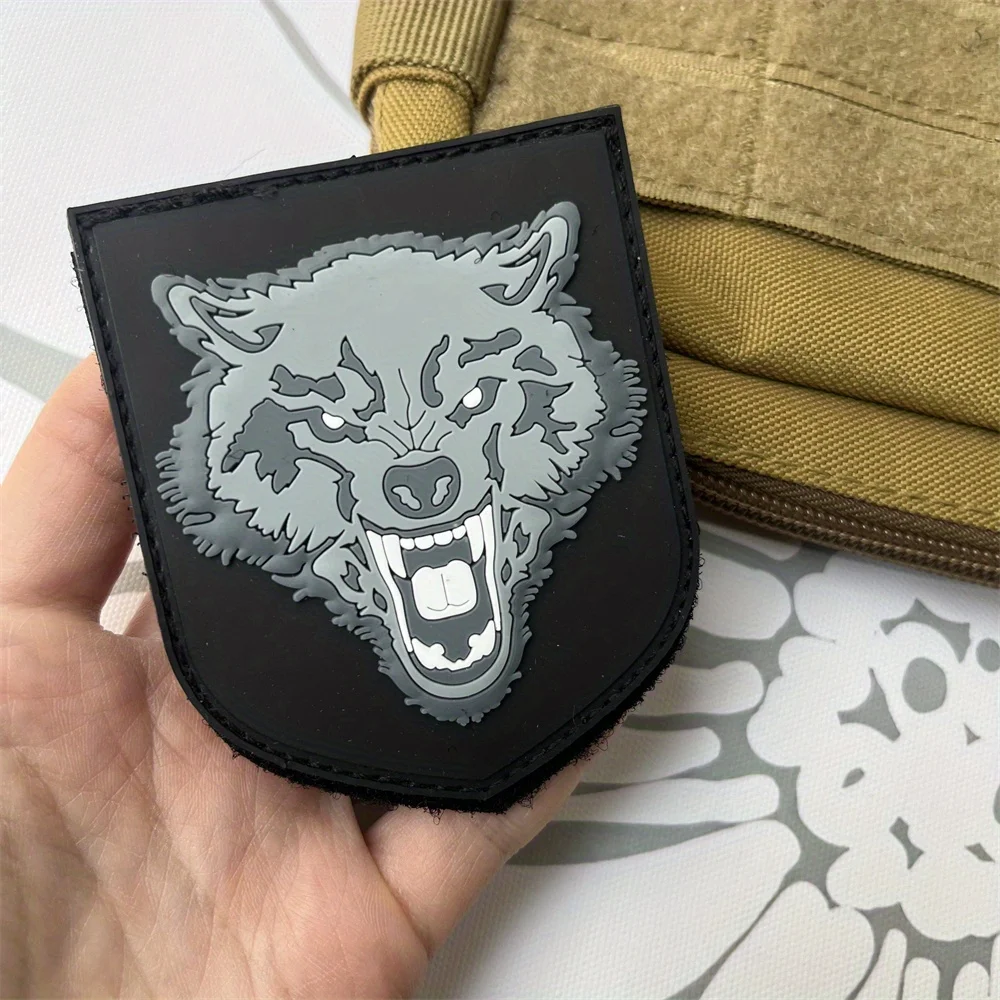 Parche táctico de moral de hombre lobo, pegatina decorativa para mochila al aire libre, parches de gancho y bucle de PVC de lobo para ropa - imagen 2