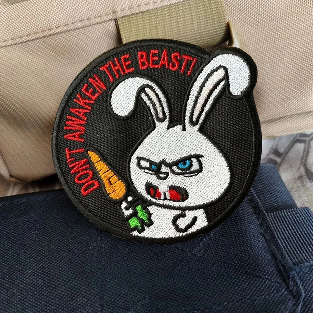 ¡No despertar la bestia! Parche táctico de conejo, parches bordados con gancho y bucle, insignia de moral militar, brazalete del ejército, pegatinas para mochila - imagen 2
