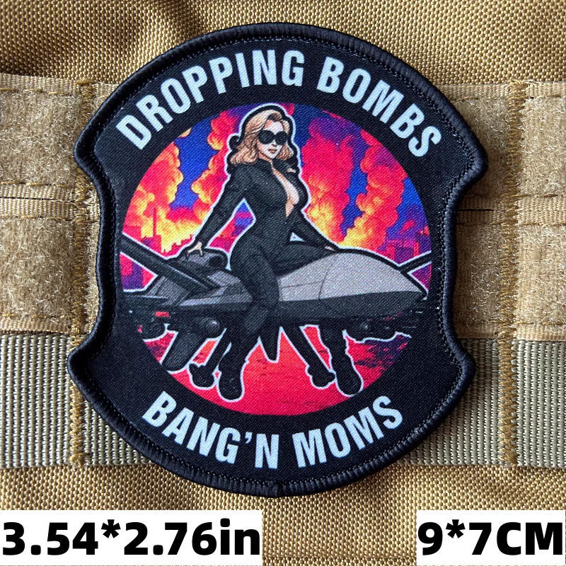 Parche táctico Dropping Bombs Bang'n Moms, insignia de moral de mujer hermosa, parches estampados, gancho y bucle, pegatina para mochila militar - imagen 3