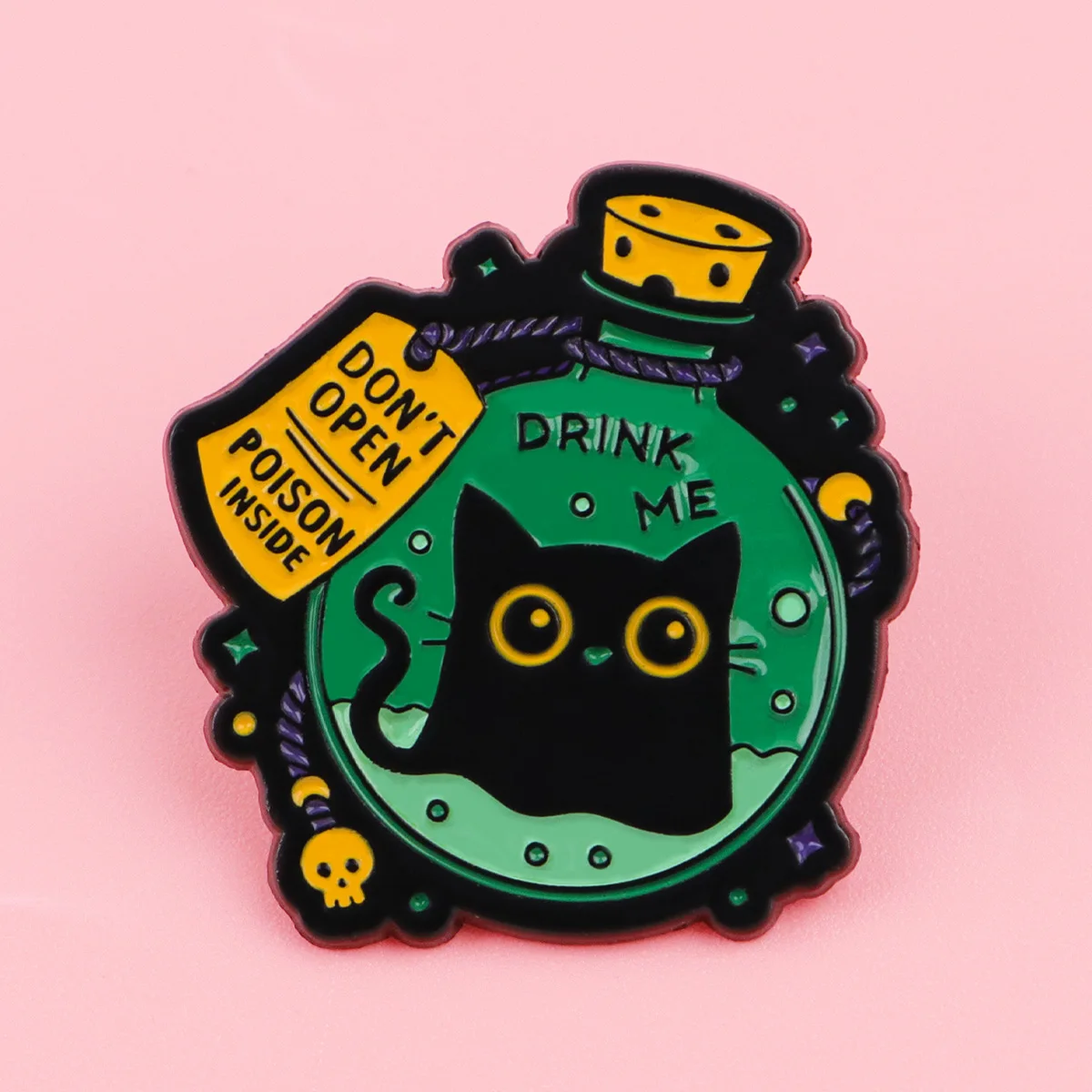 Gato negro dentro de botella con texto Drink Me y Don't Open