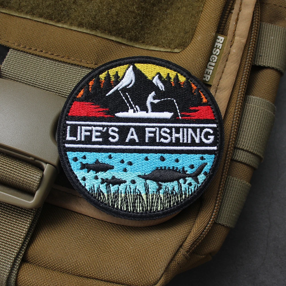 Nueva exquisita banda para el brazo bordada tridimensional "LIFE'S A FISHING" para entusiastas de la pesca, parches de gancho para mochila DIY - imagen 4