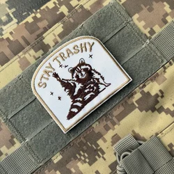 Morale Patch bordado mapache Stay Trashy – Velcro para equipamiento táctico