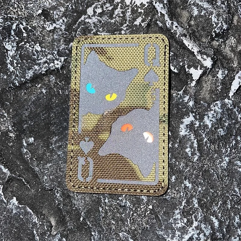 Parche de ojo de gato Poker Spades Q, gancho y bucle, brazalete reflectante IR, mochila táctica militar para exteriores, insignia de moral, pegatina de tela - imagen 2