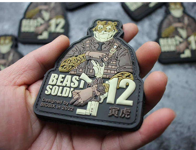 Una persona está sosteniendo una moneda de Beast Soldier 12