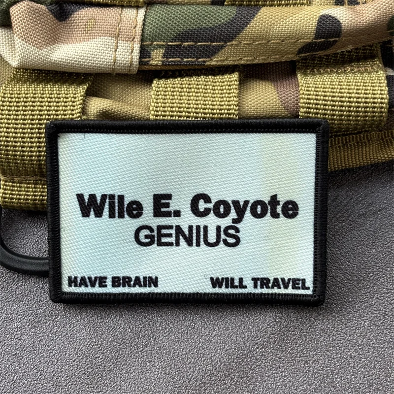 Parche táctico con estampado de "tarjeta de visita Wile E Coyote", insignia de moral militar, parches con gancho, brazalete para mochila - imagen 4