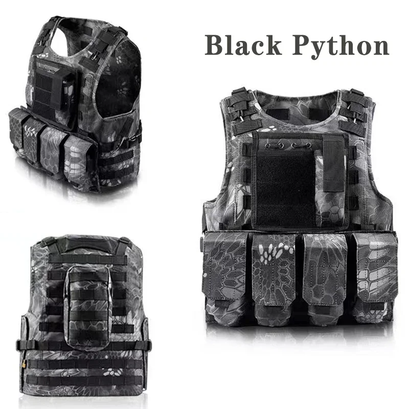 Un chaleco blanco y negro con una mochila