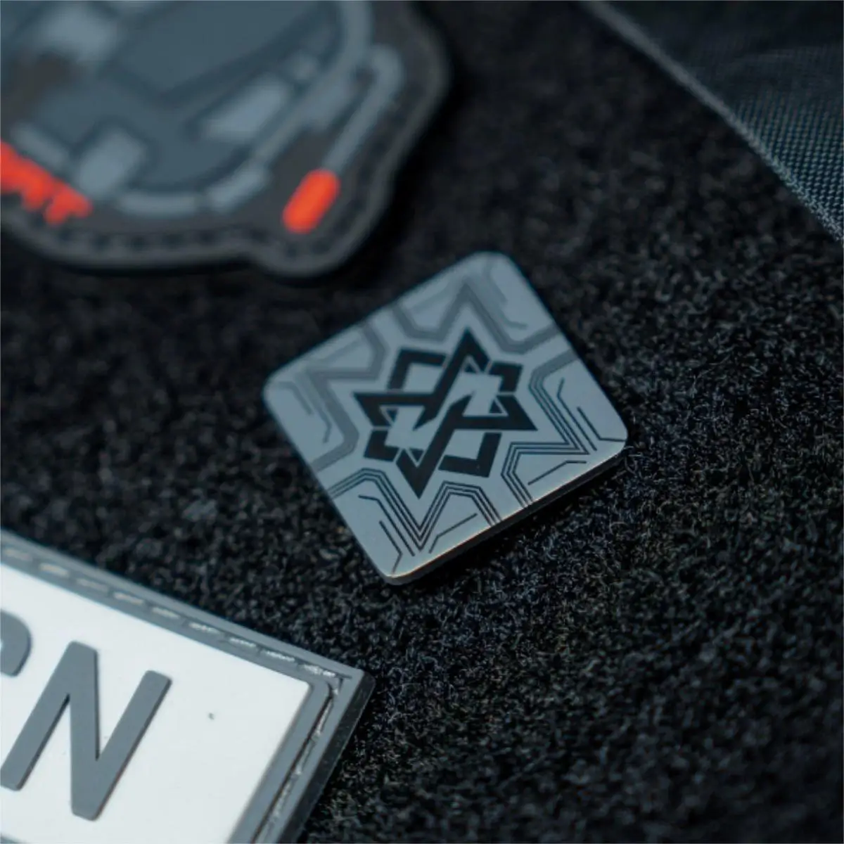 Mini parche de aleación de titanio, insignia de Metal táctica, brazaletes funcionales para exteriores, bolsa de ropa decorativa con gancho de 1'' - imagen 2