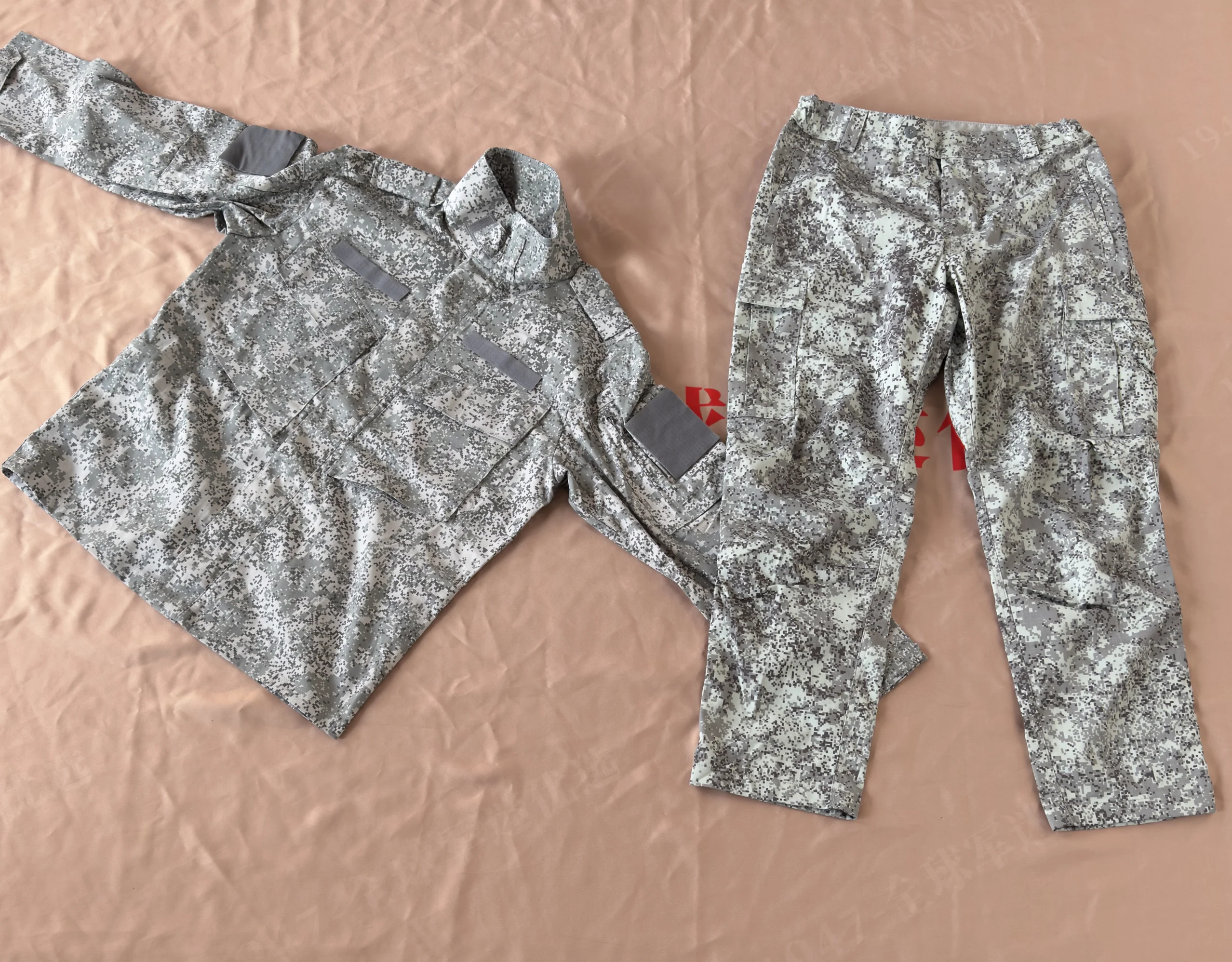 Un par de pantalones de camuflaje y una chaqueta a juego