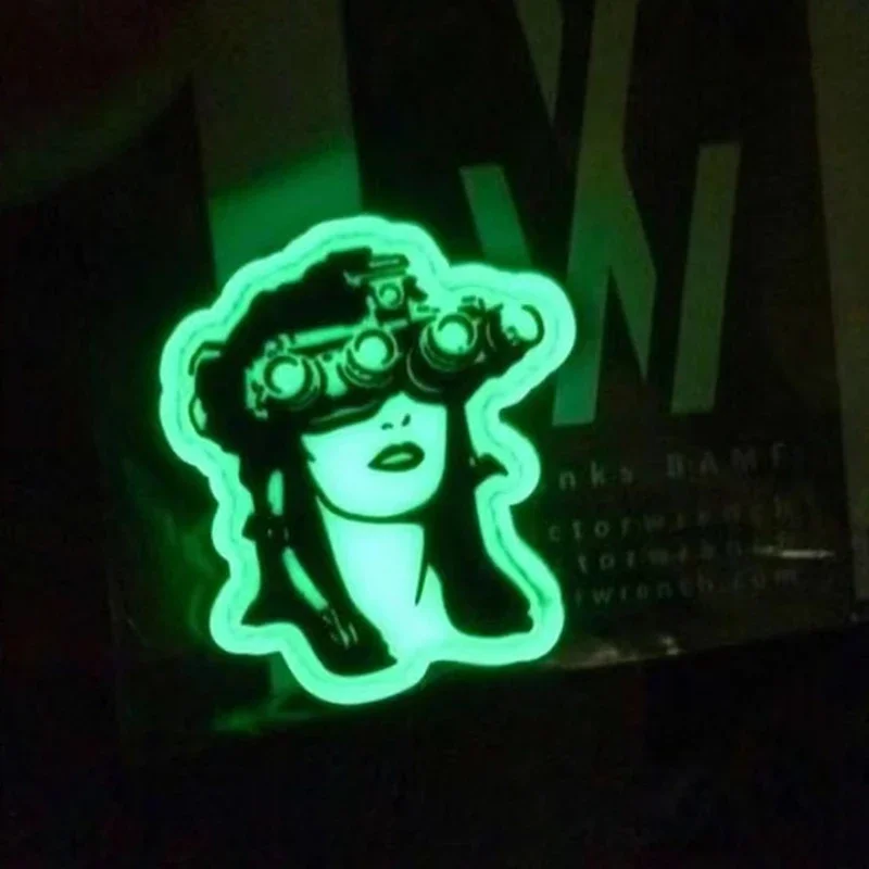 Ojos de visión nocturna para mujer, insignia de moral de PVC que brilla en la oscuridad, brazalete militar, Parche de gancho y bucle, decoración de mochila táctica - imagen 2