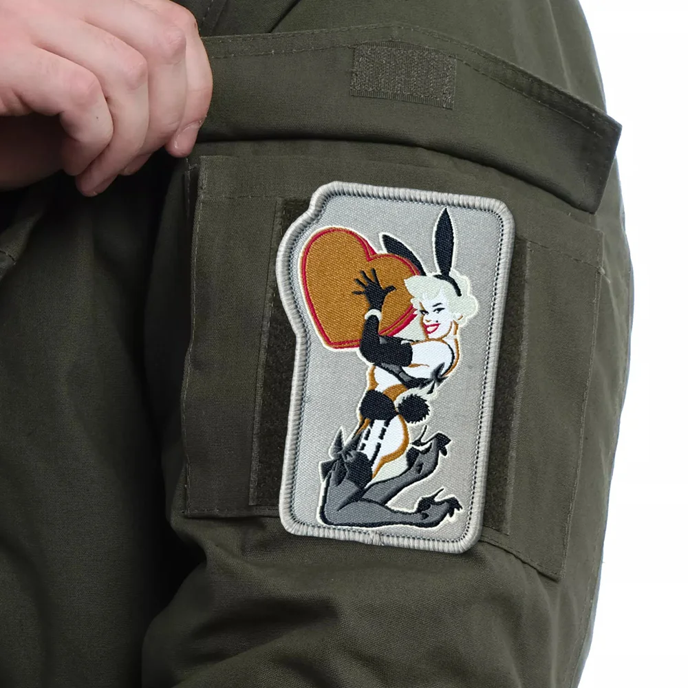 Parches de Meme de chica conejito, parche de gancho y bucle, brazalete moral, insignia de moral del ejército militar, pegatinas tácticas para mochila