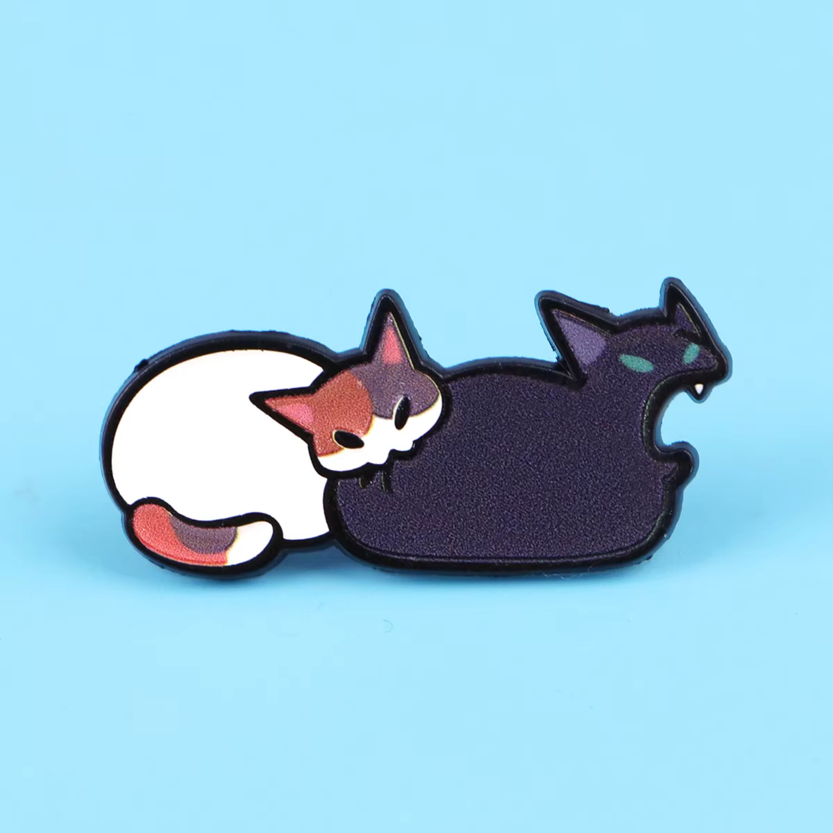Gato divertido en pin esmaltado