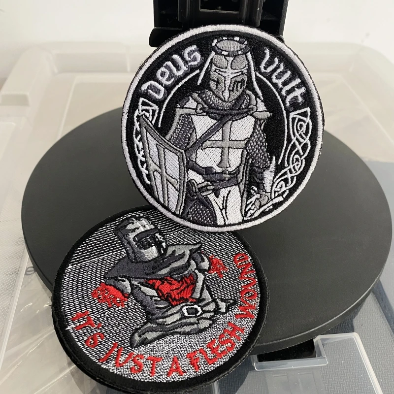 Es sólo una herida de carne, parches tácticos bordados, parche militar Deus Vult Crusader, insignia de caballero negro, emblemas de gancho y bucle - imagen 3