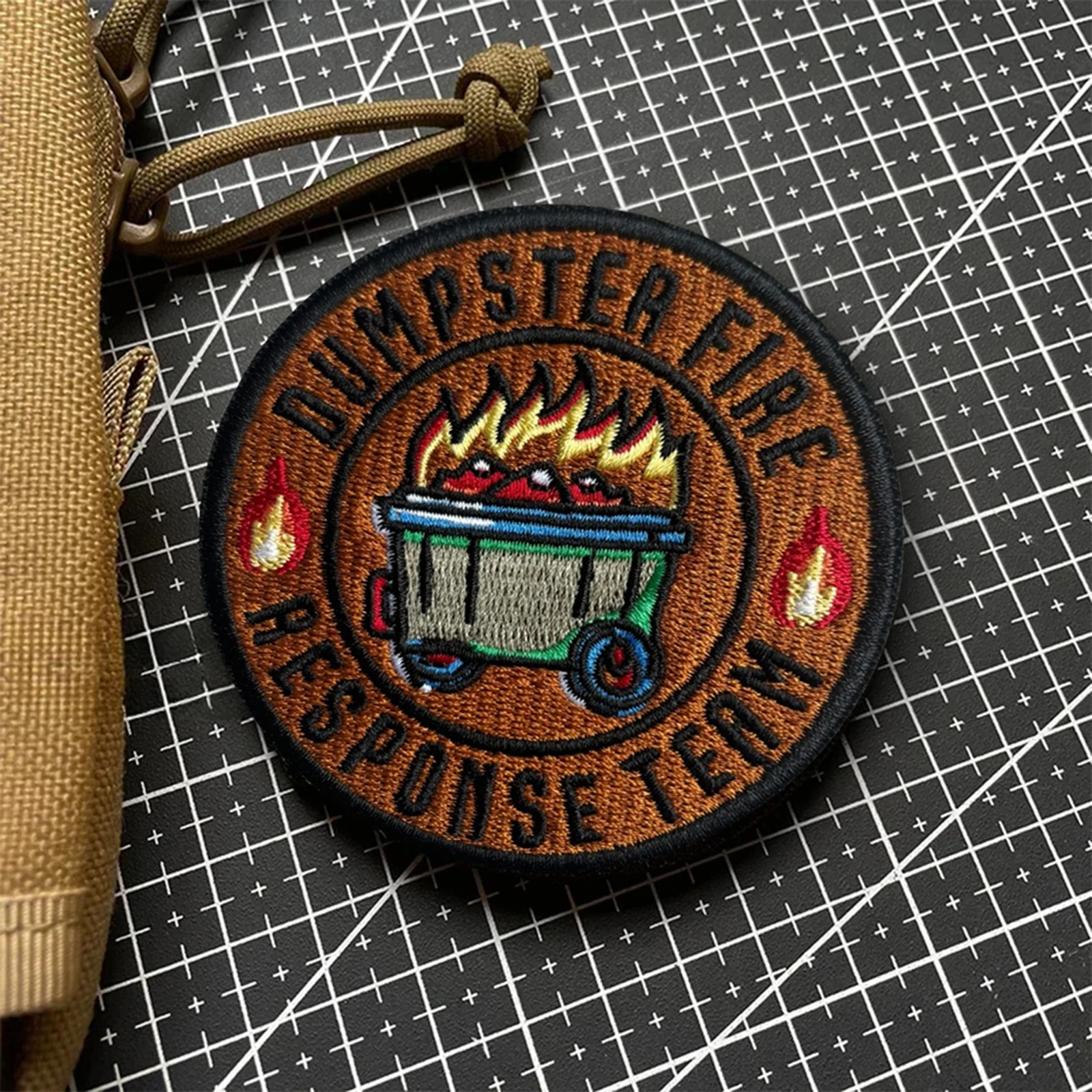 Parche táctico del equipo de respuesta contra incendios de basura, parche bordado con gancho y bucle divertido, insignia de moral militar, brazalete, pegatinas para mochila - imagen 2