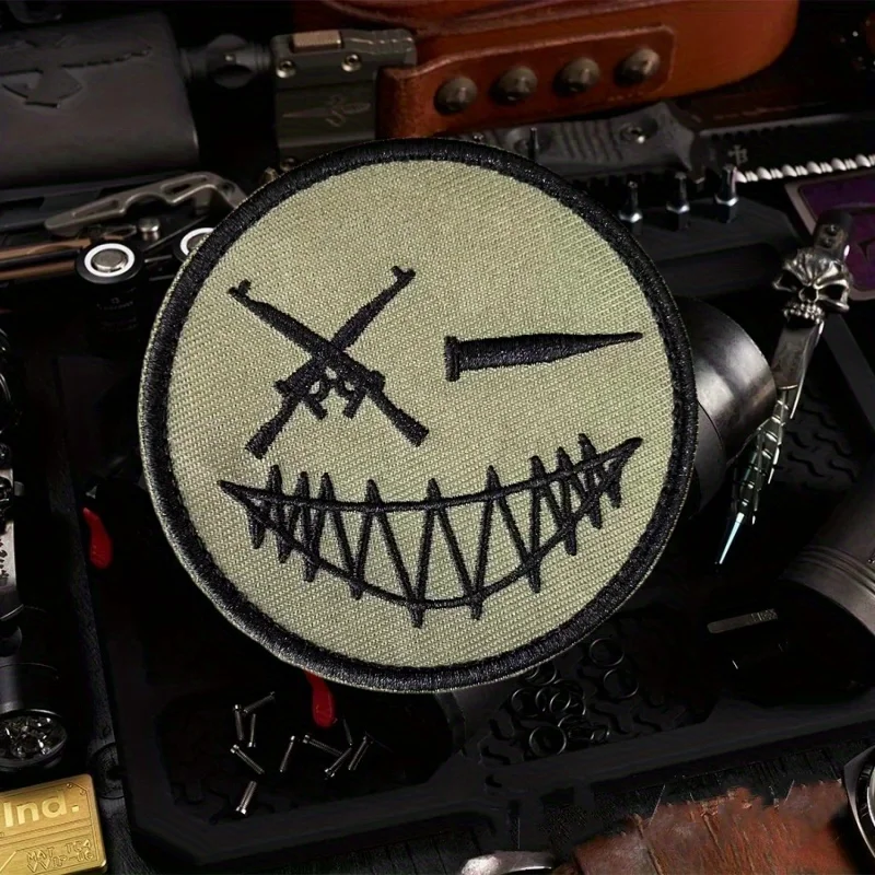 Cara sonriente malvada, emblema de gancho bordado, pistolas y balas, parche táctico de moral, insignia militar, brazalete de combate, pegatinas para mochila