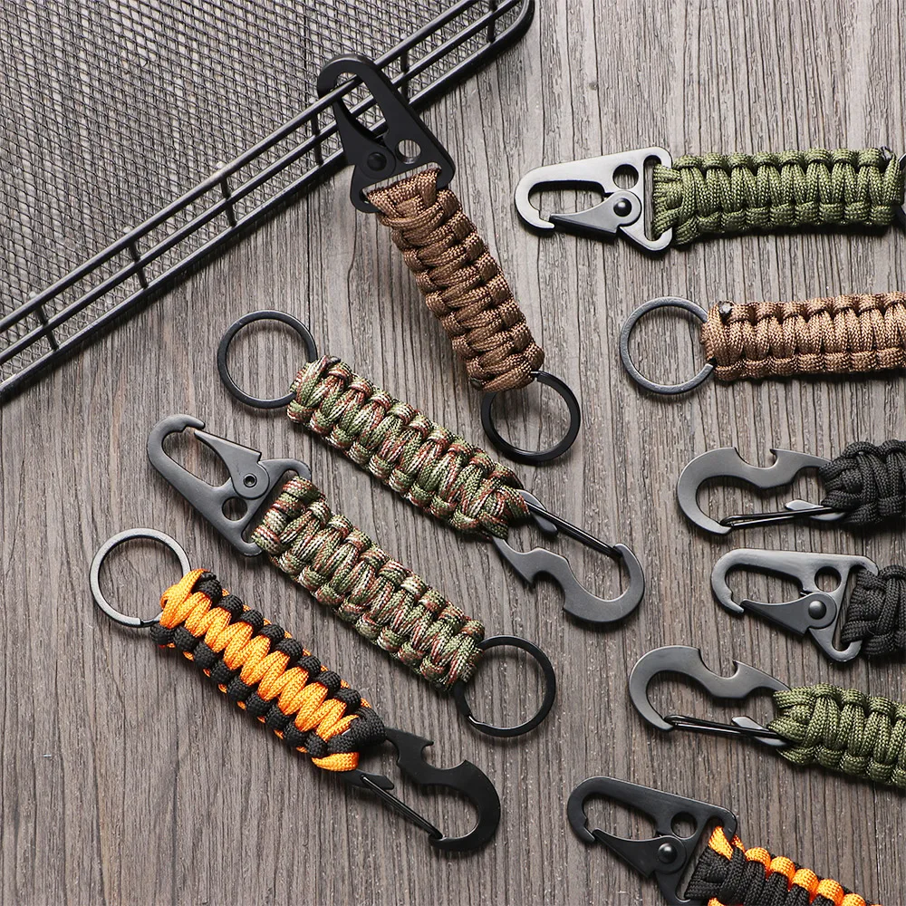 Llavero de paracord con mosquetón y abridor de botellas en color negro