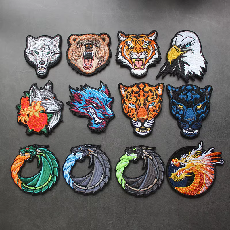 Parche bordado con velcro cabeza lobo y dragón chino