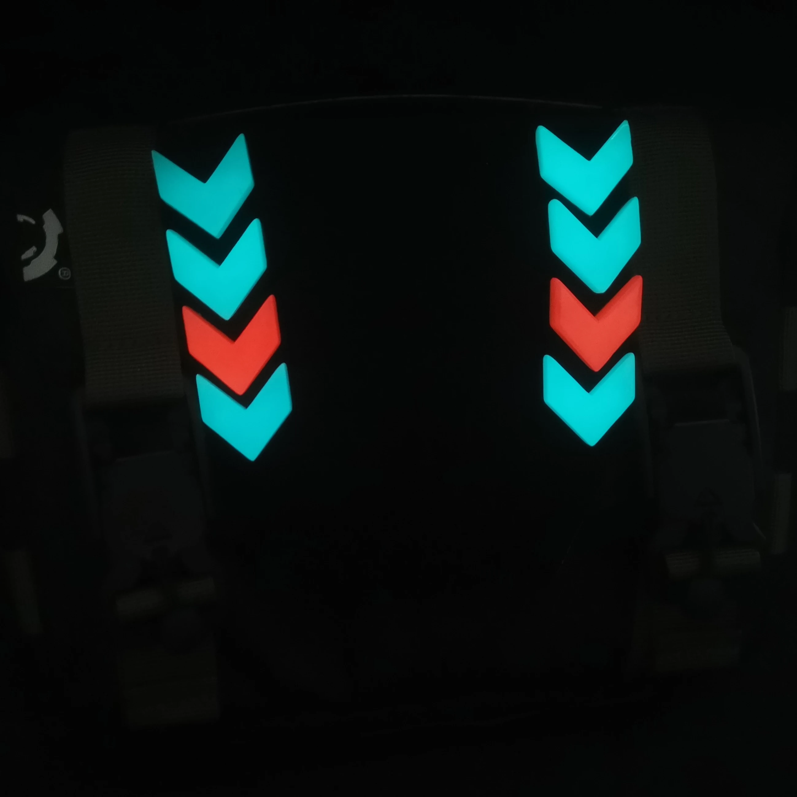 Parche táctico luminoso flecha con velcro para casco y mochila - imagen 4