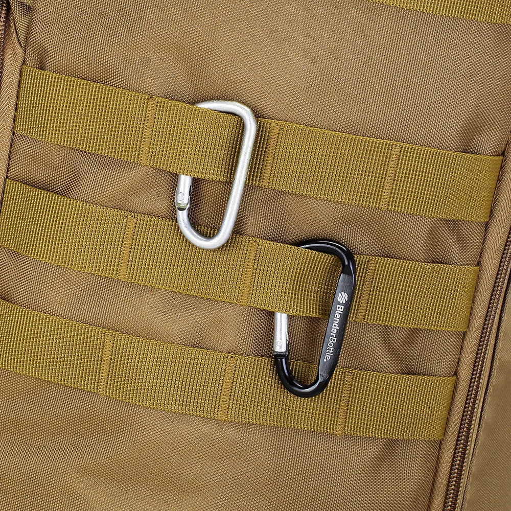 Un carabinador negro está unido a una correa de bronceado