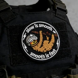 Parche táctico bordado mapache – Velcro con lema slow is smooth