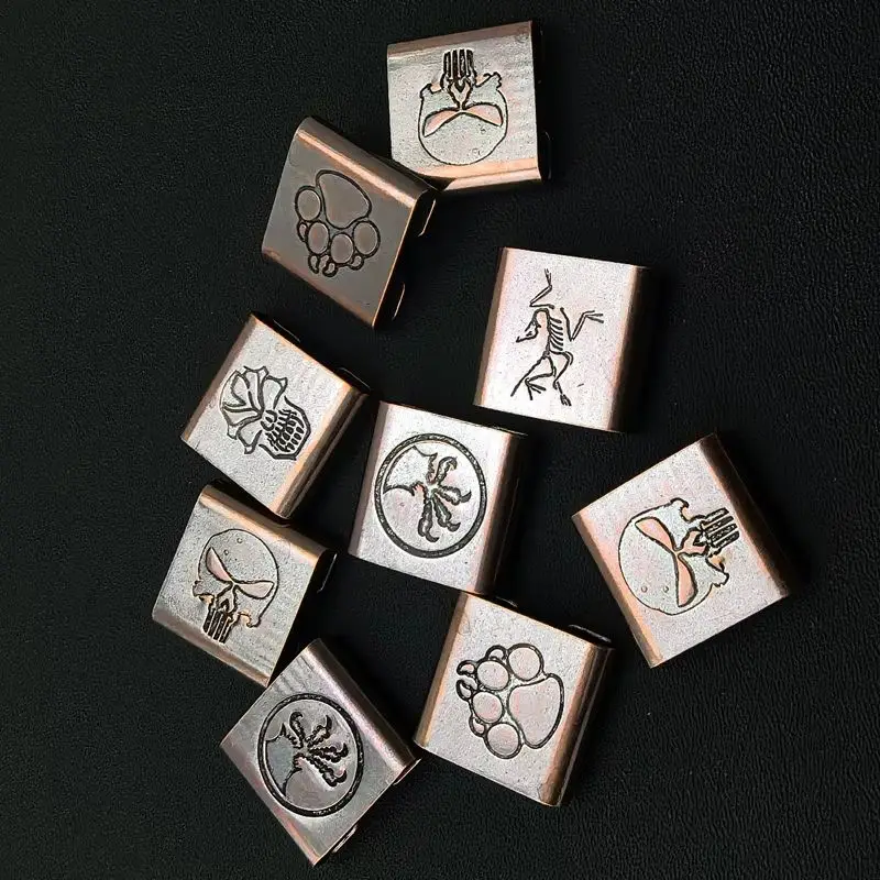 Hebillas de reloj con Clip Molle de llama de acero Retro, 5 patrones, cobre rojo, herramientas EDC, accesorios para mochila táctica, colgantes de cuchillos - imagen 2