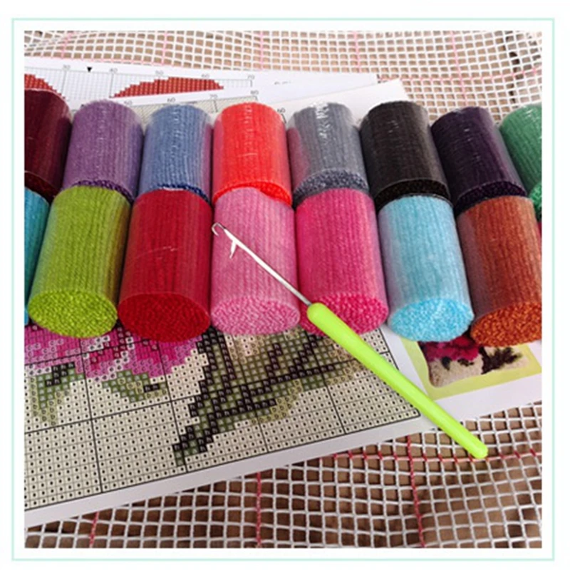 Se está utilizando un gancho de ganchillo verde para hacer un artículo de ganchillo