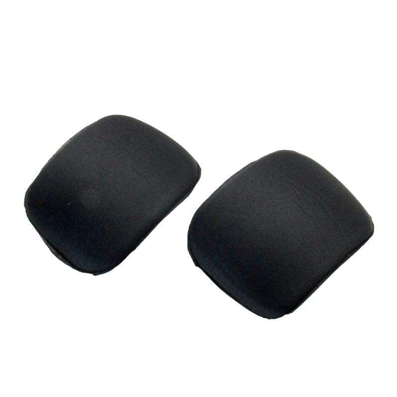 Dos manijas de plástico negro sobre un fondo blanco