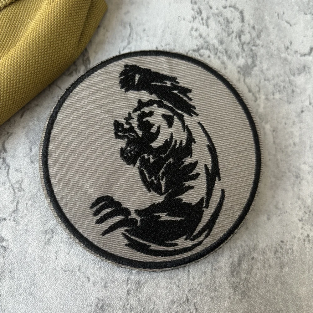 Parche táctico de moral Chevron de oso feroz y violento, emblema de gancho y bucle bordado, insignia del ejército militar, brazalete, pegatinas para mochila - imagen 5