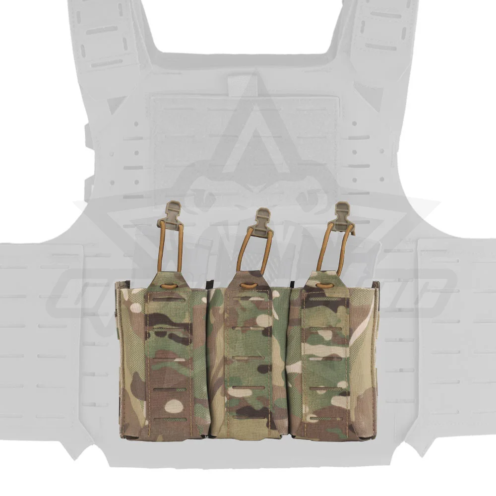 Un chaleco de camuflaje con dos bolsas adjuntas