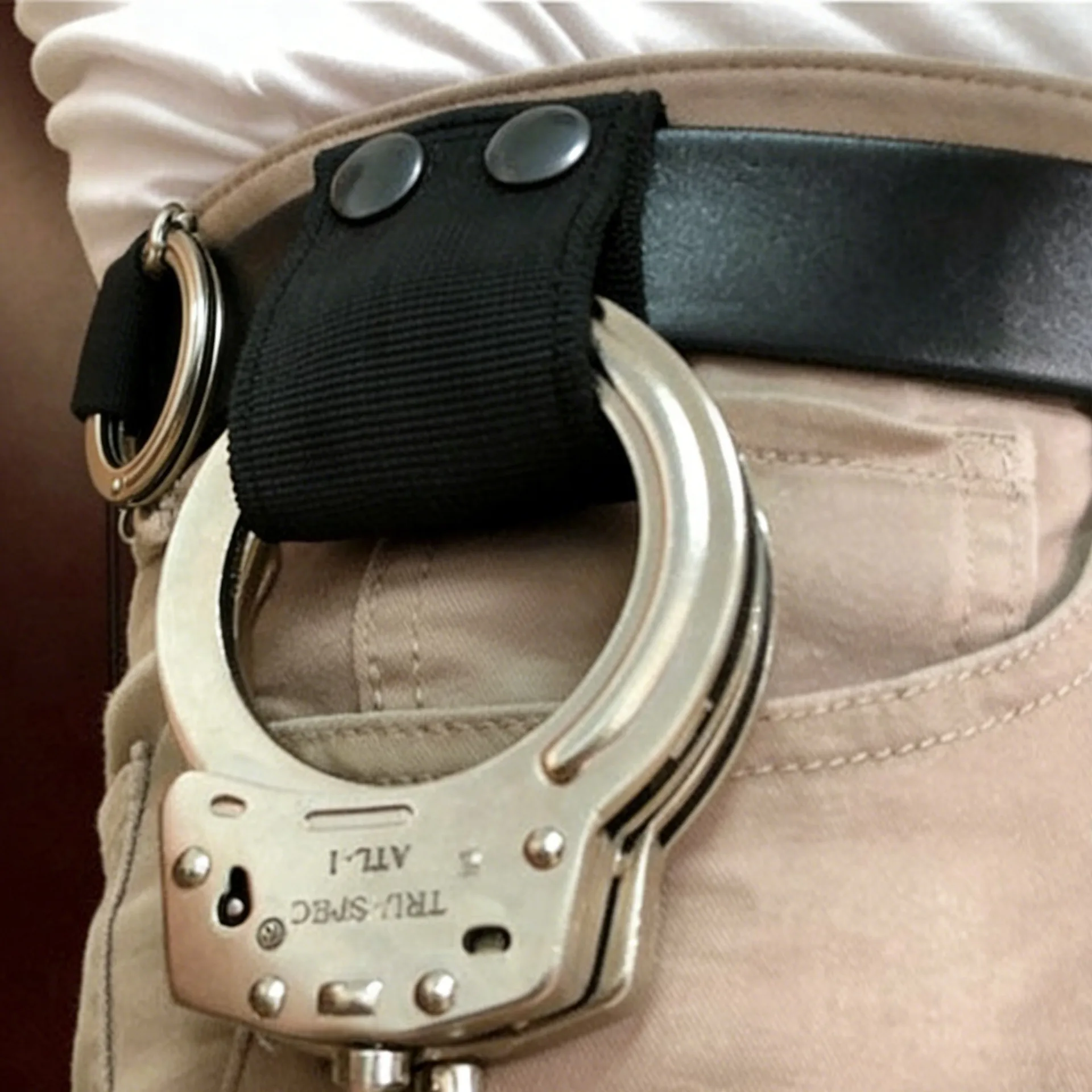 Funda portaesposas táctica nailon – Doble broche para cinturón - imagen 4