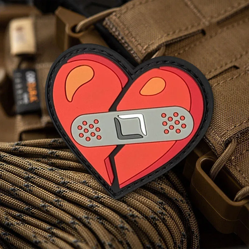 Parche para brazalete de corazón agrietado en ropa, divertido insignia de moral táctica de PVC, parches de bucle de gancho, pegatinas para mochila militar