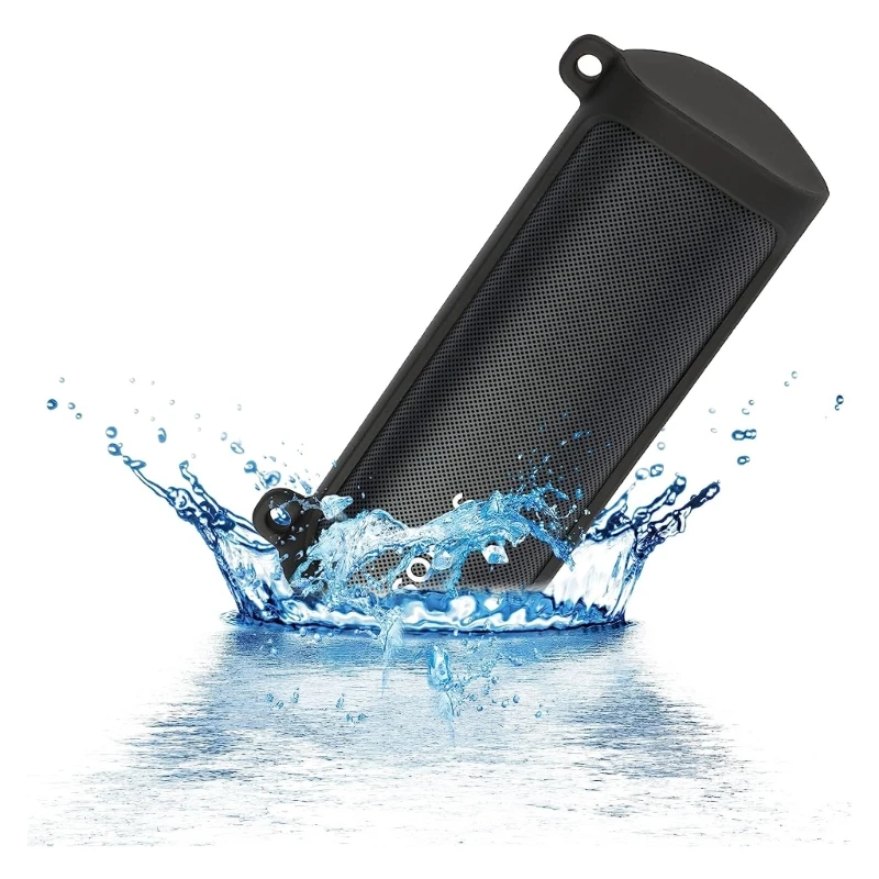 Un altavoz negro está en el agua