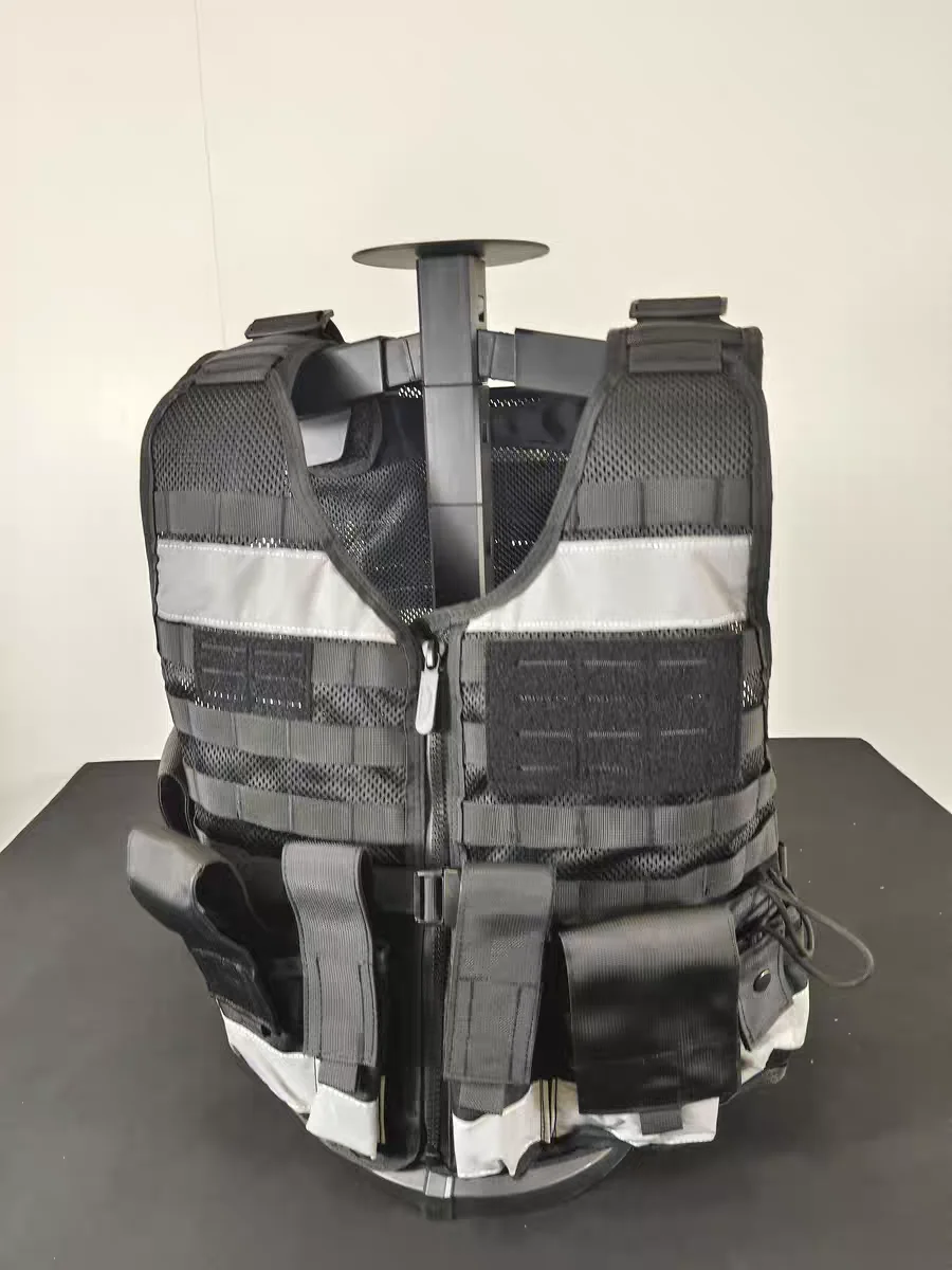 Chaleco táctico negro equipado con bolsillos portaaccesorios