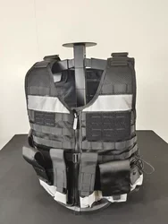 Chaleco táctico negro equipado con bolsillos portaaccesorios