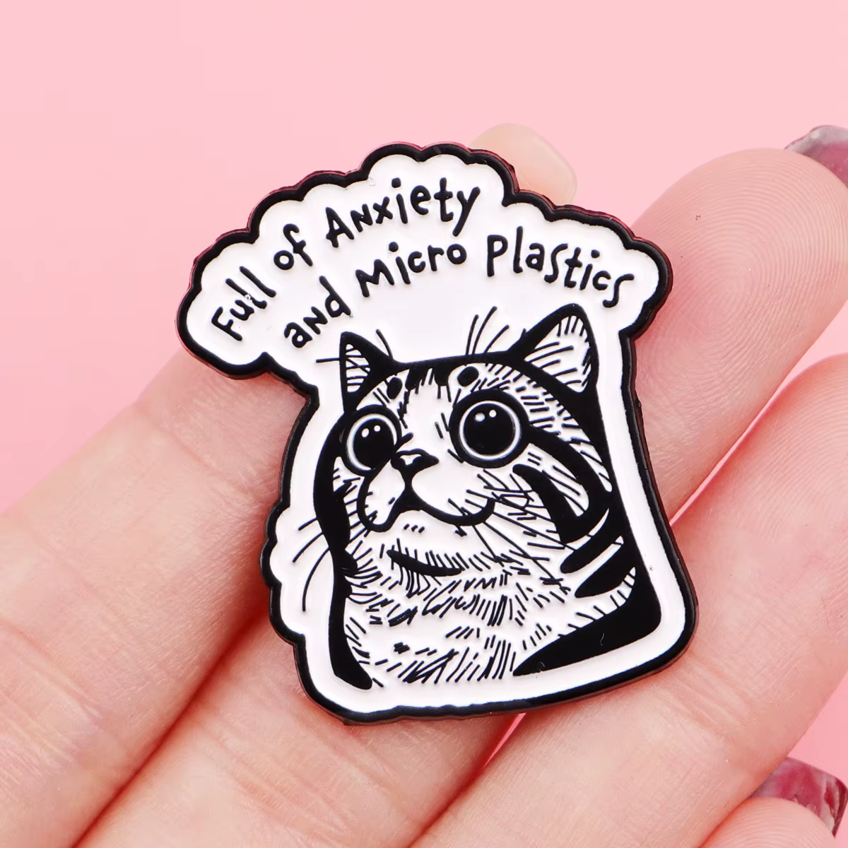 Pin de solapa esmalte gato humorístico – Ansiedad y microplásticos - imagen 2